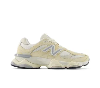 New Balance 9060 – Blanc Crème et Bleu Nuit New Balance 9060 – Blanc Crème et Bleu Nuit