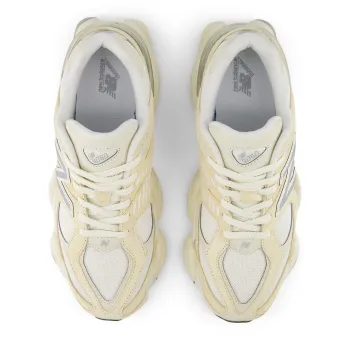 New Balance 9060 – Blanc Crème et Bleu Nuit
