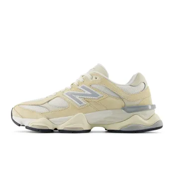 New Balance 9060 – Blanc Crème et Bleu Nuit
